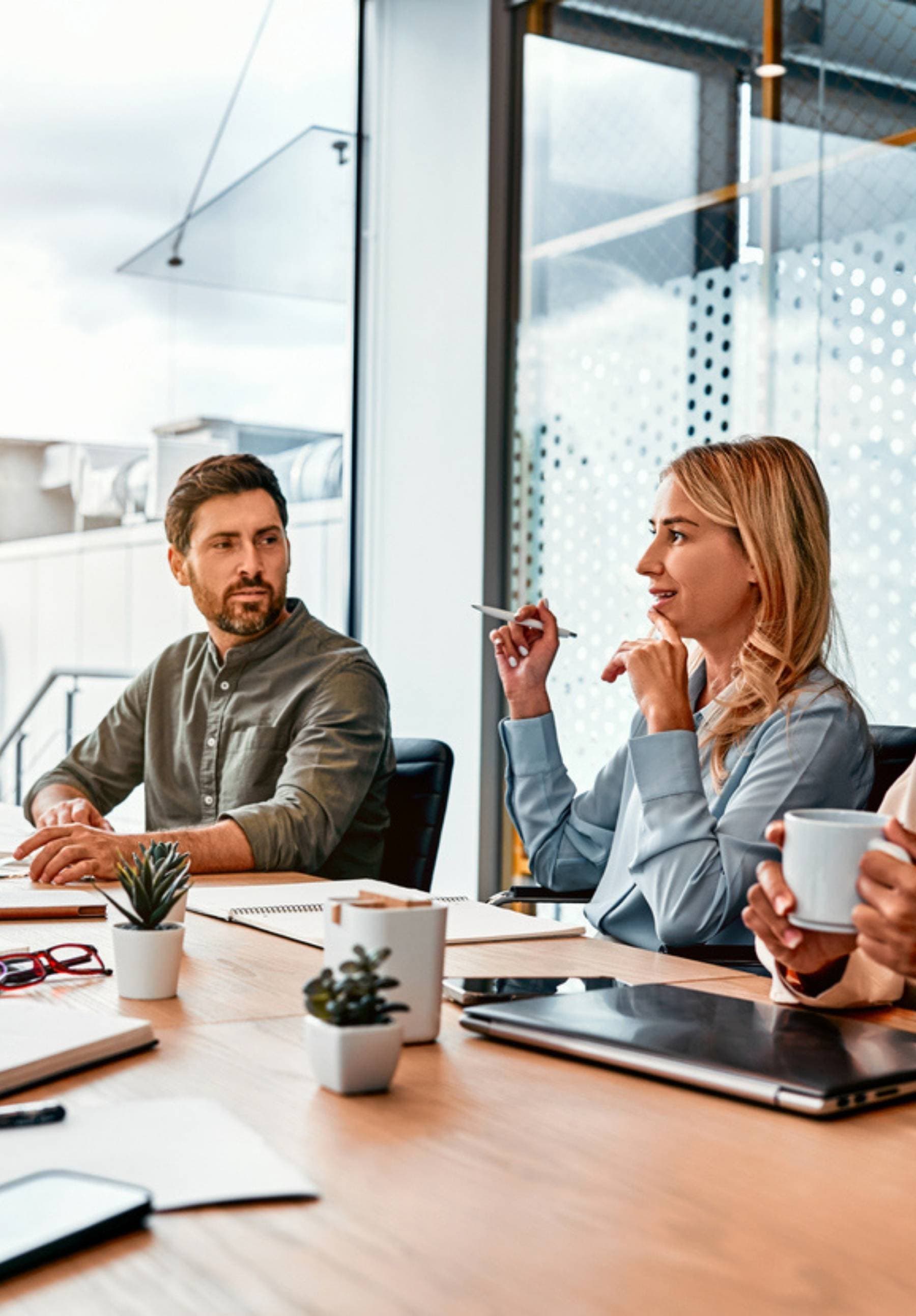 Business-Team im modernen Büro in Besprechung