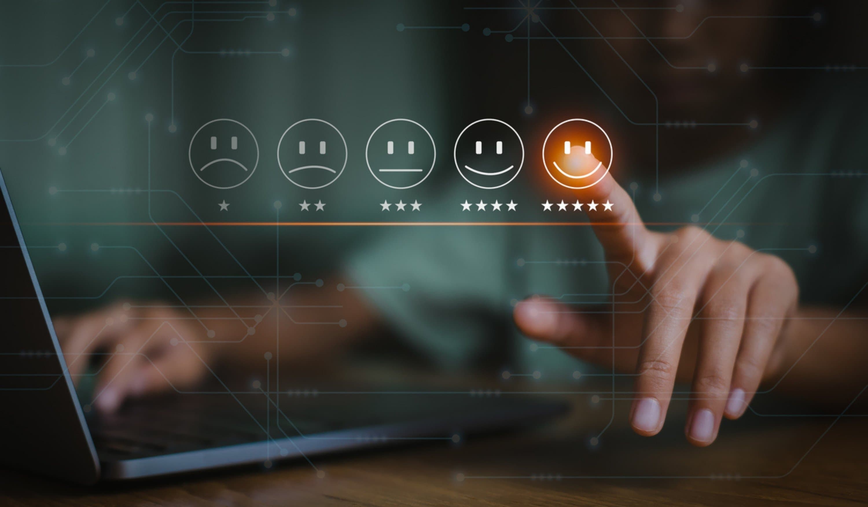 Finger tippt auf digitales lächelndes Smiley mit fünf Sternen zur Bewertung