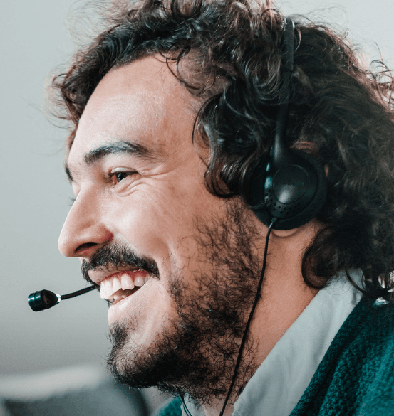 Mann mit Headset im Kundenservice