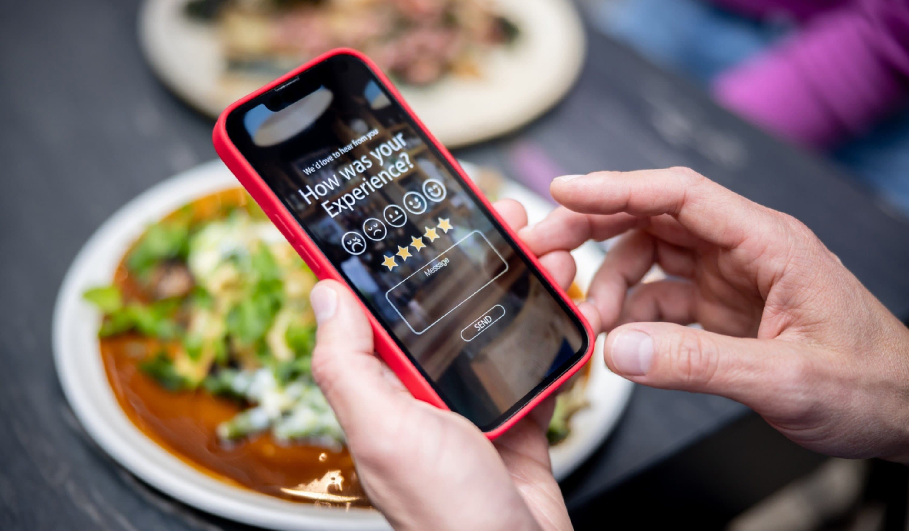 Echtzeit-Feedback via Smartphone zeigt: CX zählt. Erfahren Sie, wie GenAI Kundenfeedback analysiert, Agenten unterstützt und Services verbessert.