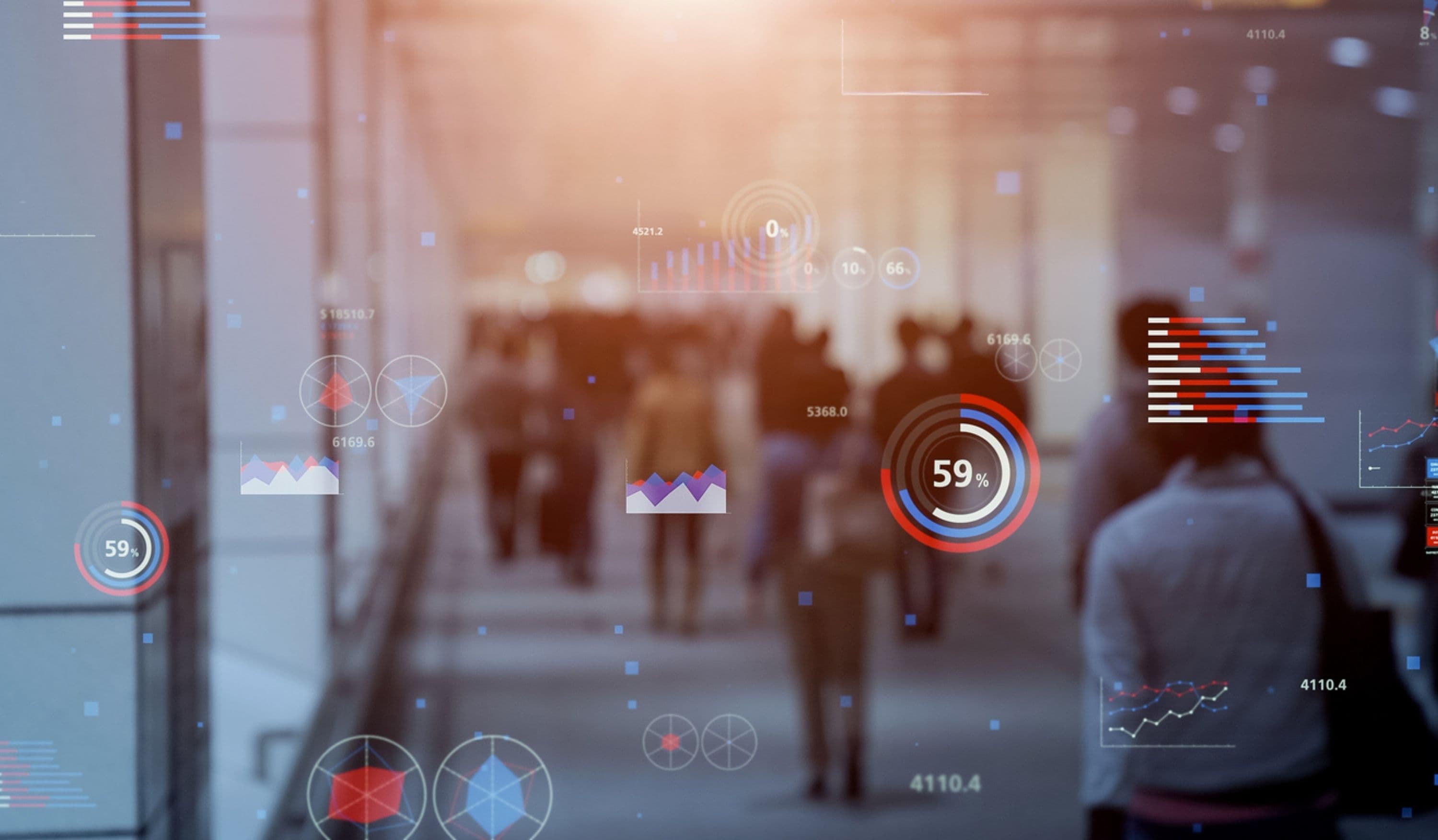 Menschenmenge mit überlagerten Datenvisualisierungen zur Kundenanalyse